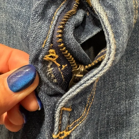 Old Navy Women's Straight Leg Blue Jeans - Picture 4 of 11